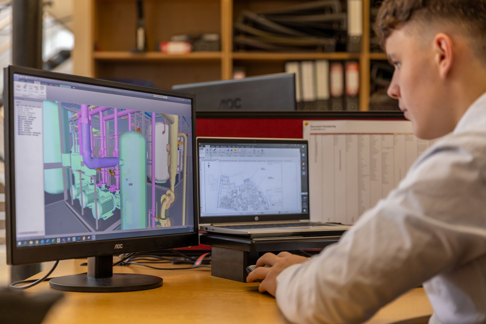 Suunnittelija työskentelee LVI-järjestelmän 3D-mallin parissa